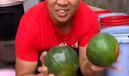 国外小伙免费吃瓜,揭秘异国风情美食之旅